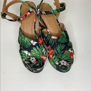 Platform Hawaiian print heels
